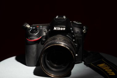 Salvador, Bahia, Brezilya - 30 Temmuz 2023: Nikon marka bir DSLR kamera, Nikkor 16-85 mm F-3.5 mercekli D7100 modeli.