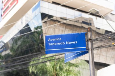 Salvador, Bahia, Brezilya - 11 Ağustos 2023: Salvador Bahia şehrinin merkezinde Avenida Tancredo Neves adında bir trafik işareti,