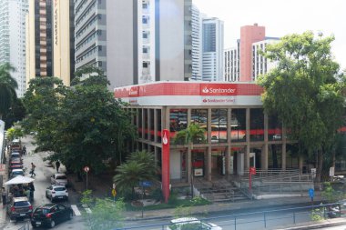Salvador, Bahia, Brezilya - 11 Ağustos 2023: Banco do Santander. Salvador, Bahia 'da Avenida Tancredo Neves' de bulunan ajans cephesi..