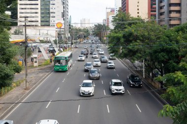 Salvador, Bahia, Brezilya - 11 Ağustos 2023: Salvador, Bahia kentindeki Avenida Tancredo Neves trafiğinin en üst görüntüsü.