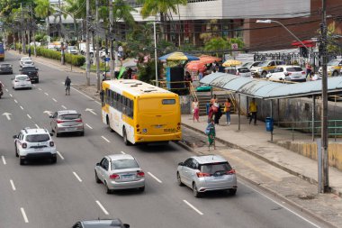 Salvador, Bahia, Brezilya - 11 Ağustos 2023: Salvador, Bahia kentinin ticari merkezinde Avenida Tancredo Neves 'in sokaklarında bulunan birçok araba, motosiklet ve otobüs,