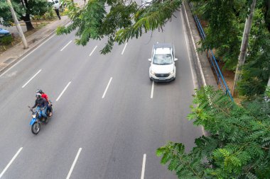 Salvador, Bahia, Brezilya - 11 Ağustos 2023: Salvador, Bahia kentinin ticari merkezinde Avenida Tancredo Neves 'in bir şeridinde giden arabaların tepesinden görüntüler,