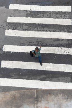 Salvador, Bahia, Brezilya - 11 Ağustos 2023: Salvador, Bahia 'da Avenida Tancredo Neves' in yanındaki caddeden karşıya geçen bir yayanın görüntüsü,