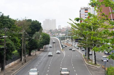 Salvador, Bahia, Brezilya - 11 Ağustos 2023: Arabalar, Salvador, Bahia kentinin ticaret merkezi Avenida Tancredo Neves üzerinde seyahat ederken görüldü.