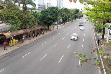 Salvador, Bahia, Brezilya - 11 Ağustos 2023: Arabalar, Salvador, Bahia kentinin ticaret merkezi Avenida Tancredo Neves üzerinde seyahat ederken görüldü.