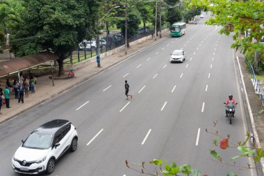 Salvador, Bahia, Brezilya - 11 Ağustos 2023 'te Bahia, Salvador' daki Avenida Tancredo Neves 'in yoğun şeritlerinden geçerken yaya hayatını tehlikeye atarken görüldü.,