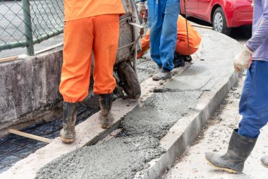 Salvador, Bahia, Brezilya - 11 Ağustos 2023: İnşaat işçileri Salvador, Bahia 'da Avenida Tancredo Neves kaldırımını tamir ederken görüldü,