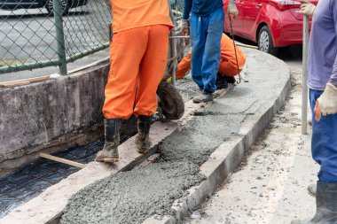 Salvador, Bahia, Brezilya - 11 Ağustos 2023: İnşaat işçileri asfalt işçilerini onarıyor