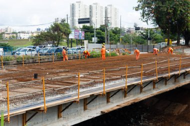 Salvador, Bahia, Brezilya - 11 Ağustos 2023: Bir inşaat şirketinin çalışanları Salvador, Bahia 'daki Avenida Tancredo Neves şantiyesinde çalışırken görülüyor,