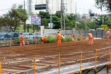 Salvador, Bahia, Brezilya - 11 Ağustos 2023: Bir inşaat şirketinin çalışanları Salvador, Bahia 'daki Avenida Tancredo Neves şantiyesinde çalışırken görülüyor,