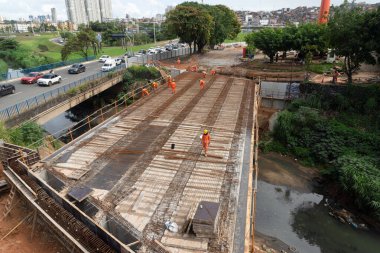 Salvador, Bahia, Brezilya - 11 Ağustos 2023: Salvador, Bahia 'daki Avenida Tancredo Neves' te çalışan çok sayıda işçinin bulunduğu bir inşaat alanının üst görüntüsü,