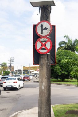 Salvador, Bahia, Brezilya - 11 Ağustos 2023: Durmanın ve park etmenin yasak olduğunu belirten bir trafik levhası ve sağa dönmenin yasak olduğunu gösteren başka bir tabela. Bahia, Salvador şehri..