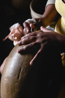 Bahia 'nın Aratuipe kentindeki Maragoipinho' da seramik parçalar üretiminde çalışan yetenekli çömlekçi elleri..