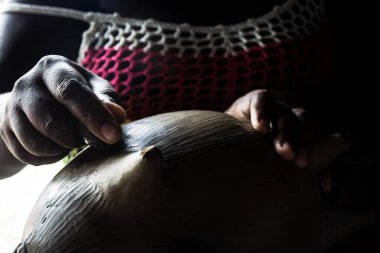 Sanatçılar el yapımı bir çömleği yıkayıp temizlerler. Maragogipe, Bahia.