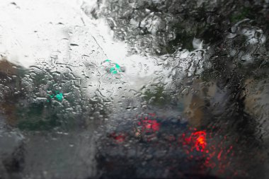 Arabanın ön camına yağmur suyu damlaları dizayn ve doku oluşturur. Grafiksel kaynaklar.