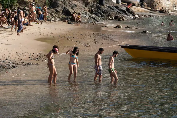 ブラジル バヒア州サルバドール2022年1月14日 バヒア サルバドールのガンバ コミュニティの砂浜では 海水浴場と日光浴が見られます — ストック写真