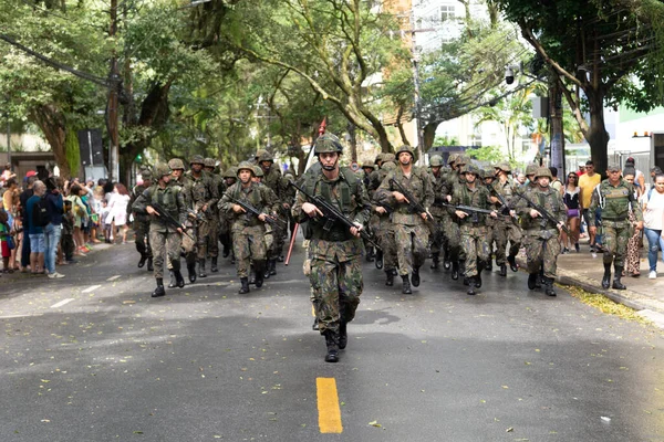 サルバドール バハイア ブラジル 2222年9月22日 サルバドール市のブラジルの独立党の間に軍兵士がパレードされているのを見ます — ストック写真