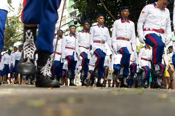 Salvador, Bahia, Brezilya - 07 Eylül 2022: Brezilya 'nın Salvador kentinde düzenlenen bağımsızlık partisi sırasında askeri kolej öğrencilerinin geçit töreni yaptıkları görülüyor.