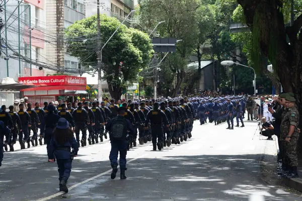 巴西巴伊亚州萨尔瓦多市 2022年9月7日 在巴西独立日期间 人们看到来自市卫队特种部队的士兵在萨尔瓦多市参加游行 — 图库照片