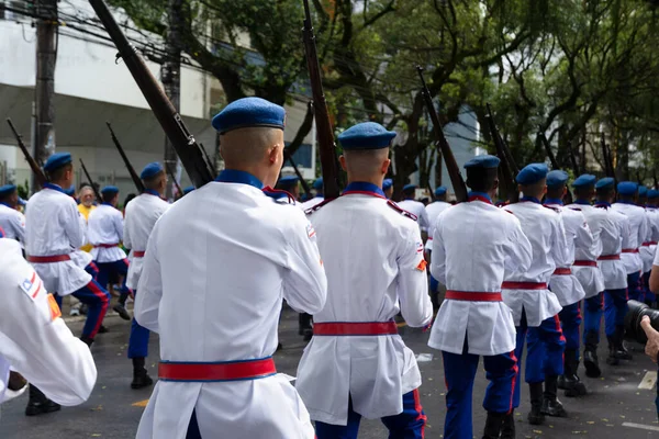 萨尔瓦多 巴西巴伊亚州 2022年9月7日 在萨尔瓦多市庆祝巴西独立日期间 人们看到军校学生在参加游行 — 图库照片