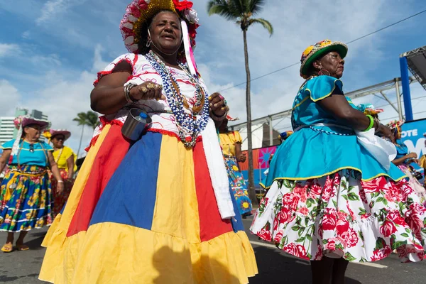 巴西巴伊亚州萨尔瓦多市 2023年2月11日 在巴西巴伊亚州巴伊亚州的Fuzue举行的狂欢节前活动中 身着男装的女性通过旋转裙子参加了 性格游行 — 图库照片