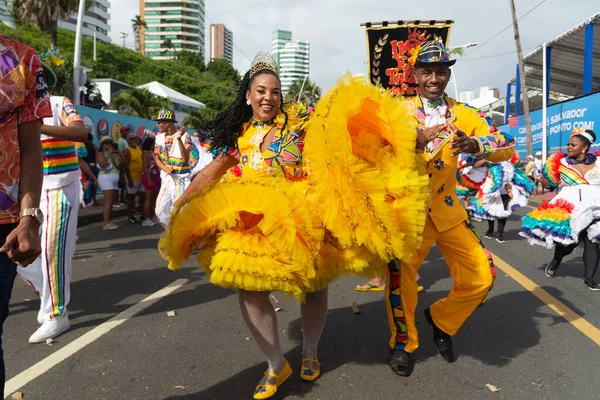 Salvador, Bahia, Brezilya - 11 Şubat 2023: Forro kültür grubu Salvador, Bahia, Brezilya 'da karnaval öncesi Fuzue' de geçit töreni yapıyor.