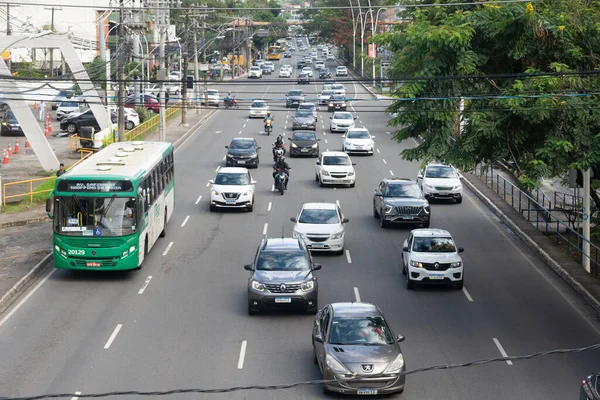 Salvador, Bahia, Brezilya - 11 Ağustos 2023: Salvador, Bahia kentindeki Avenida Tancredo Neves trafiğinin en üst görüntüsü.
