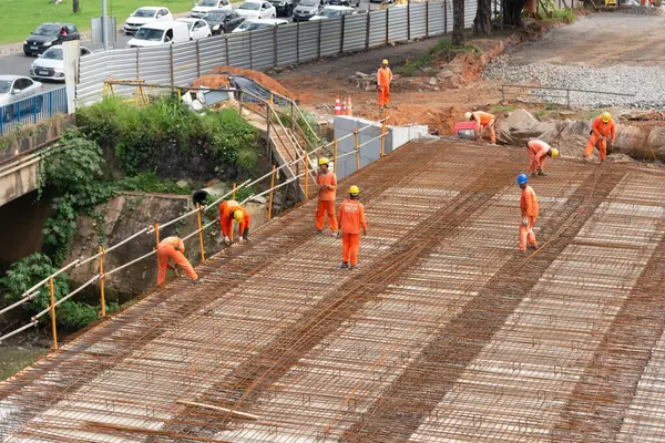 Salvador, Bahia, Brezilya - 11 Ağustos 2023: Salvador, Bahia 'daki Avenida Tancredo Neves' te çalışan çok sayıda işçinin bulunduğu bir inşaat alanının üst görüntüsü,