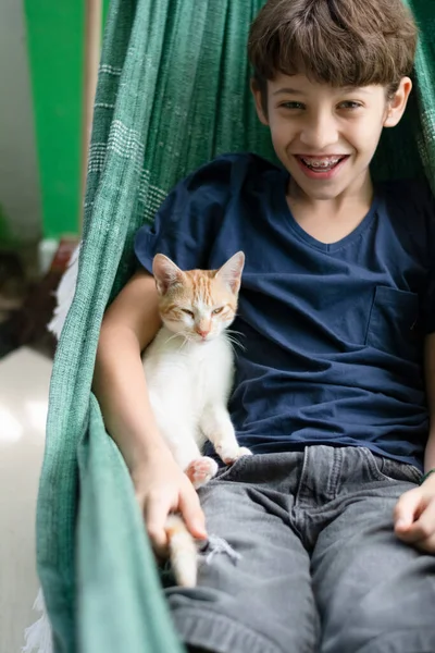 Een Jongen Een Hangmat Met Een Kat Die Hem Aait — Stockfoto