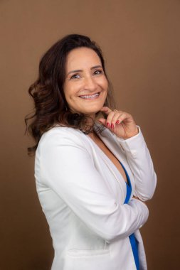 Kameraya bakan koçun portresi. Müşterilerinizi bir hedefe ulaşmak için cesaretlendirin ve motive edin. Kahverengi arkaplanda izole.