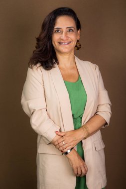 Gülümseyen ve kendine güvenen bir koçun portresi. Motivasyon ve demokratik yönetim. Kahverengi arkaplanda izole.