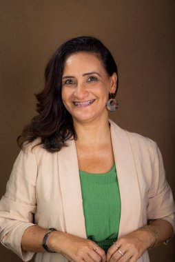 Gülümseyen ve kendine güvenen bir koçun portresi. Motivasyon ve demokratik yönetim. Kahverengi arkaplanda izole.