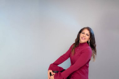 Kameraya poz veren güzel bir kadının stüdyo portresi. Gri arkaplanda izole.