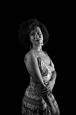 Bir fotoğraf için poz veren güzel, çekici bir kadının siyah beyaz portresi. Mutlu ve kendinden emin kişi