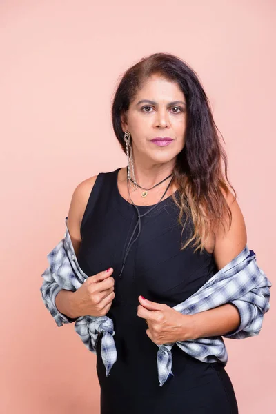 Mulher Morena Madura Vestindo Roupa Preta Blusa Quadriculada Personagem Para — Fotografia de Stock