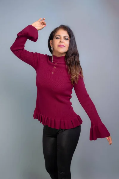 Mulher Morena Vestindo Roupas Vermelhas Pretas Posando Retrato Estúdio Isolado — Fotografia de Stock