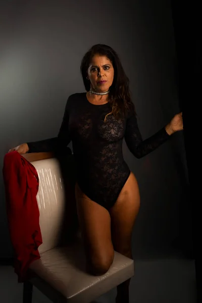 Retrato Morena Sexy Lingerie Preta Ajoelhada Uma Cadeira Fazendo Pose — Fotografia de Stock