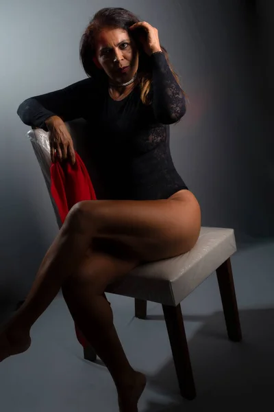 Красива Чуттєва Брюнетка Чорній Білизні Сидячи Стільці Робить Сексуальну Позу — стокове фото