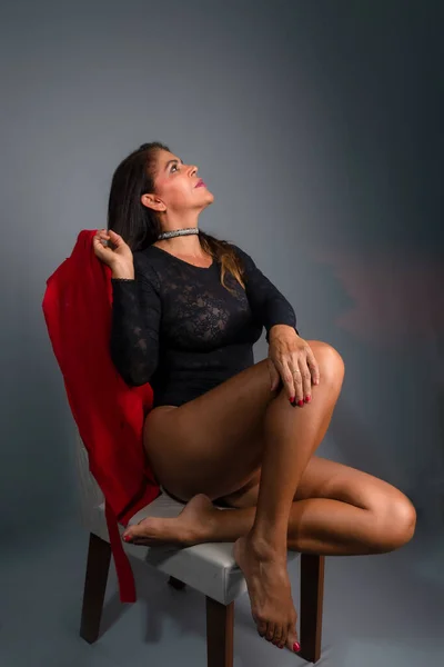 Krásná Smyslná Brunetka Černém Prádle Sedí Židli Dělá Sexy Pózu — Stock fotografie