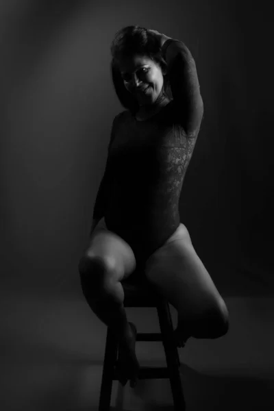 Чорно Білий Портрет Чуттєвої Брюнетки Сидить Сексуальній Позі Студійне Фото — стокове фото