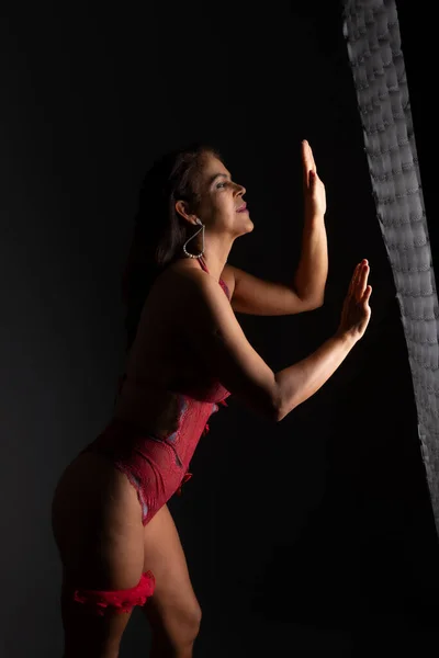 Retrato Estúdio Bela Modelo Morena Sensual Vestindo Lingerie Vermelha Fazendo — Fotografia de Stock