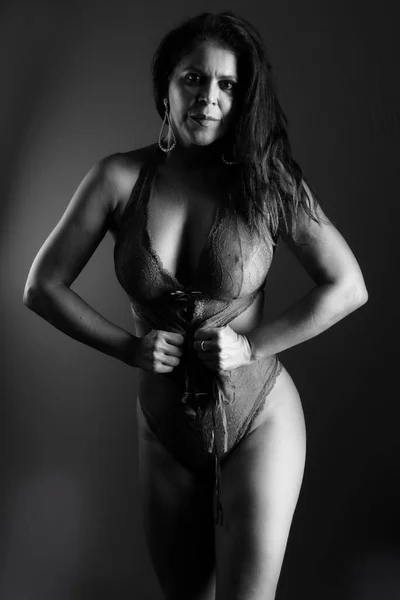 Zwart Wit Portret Van Sensueel Model Lingerie Staand Sexy Poses — Stockfoto