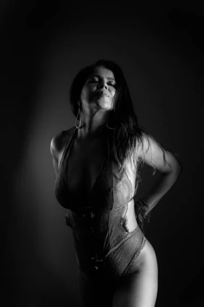 Černobílý Portrét Smyslného Modelky Spodním Prádle Stojící Vytvářející Sexy Pózy — Stock fotografie