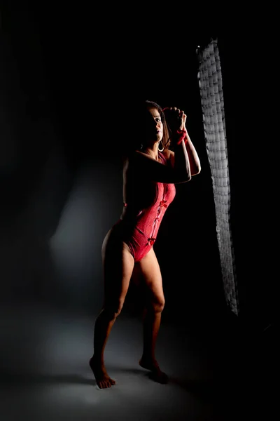 Zmysłowa Brunetka Czerwonej Bieliźnie Przed Pudełkiem Striptizem Robi Seksowną Pozę — Zdjęcie stockowe