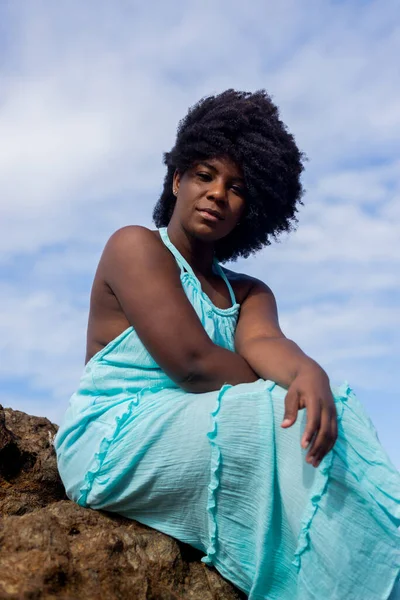 Mooie Vrouw Met Zwart Power Haar Zittend Een Strand Rots — Stockfoto