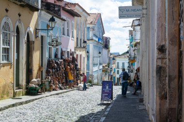 Salvador, Bahia, Brezilya - 19 Ağustos 2023: Pelourinho 'da tarihi bir şehir olan Salvador, Bahia' da bir hediyelik eşya dükkanının manzarası.