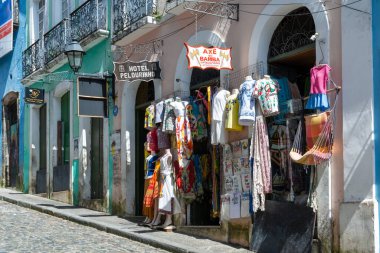 Salvador, Bahia, Brezilya - 19 Ağustos 2023: Pelourinho 'da tarihi bir şehir olan Salvador, Bahia' da bir hediyelik eşya dükkanının manzarası.