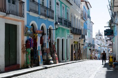 Salvador, Bahia, Brezilya - 19 Ağustos 2023: Pelourinho 'da tarihi bir şehir olan Salvador, Bahia' da bir hediyelik eşya dükkanının manzarası.