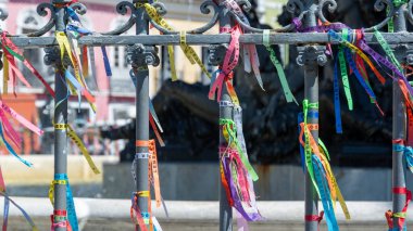 Salvador, Bahia, Brezilya - 19 Ağustos 2023: Bahia 'dan Largo Terreiro de Jesus, Pelourinho' daki şelaleye bağlı turistler için hatıra kurdeleleri. Salvador şehrinin tarihi merkezi. Bahia Brezilya.