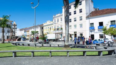 Salvador, Bahia, Brezilya - 19 Ağustos 2023: Largo Terreiro de Jesus, Pelourinho 'daki hediyelik eşya dükkanlarının manzarası. Salvador şehrinin tarihi merkezi. Bahia Brezilya.